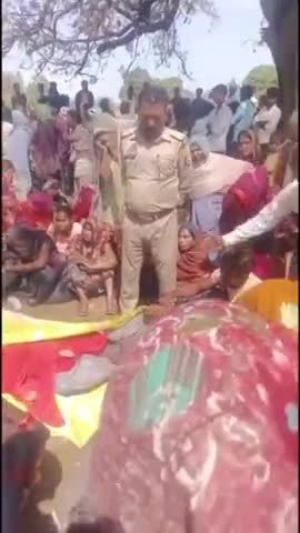 #प्रयागराज
लोहनपुर विधान सभा करछना में गेहूं का बोझ ना ढोने पर एक दलित  देवी शंकर को ठाकुरों द्वारा पीट पीट कर मार कर जला दिया गया
#क्या सामंतवादी मानसिकता का इससे बड़ा कोई उदाहरण हो सकता है
आदरणीय Akhilesh Yadav जी