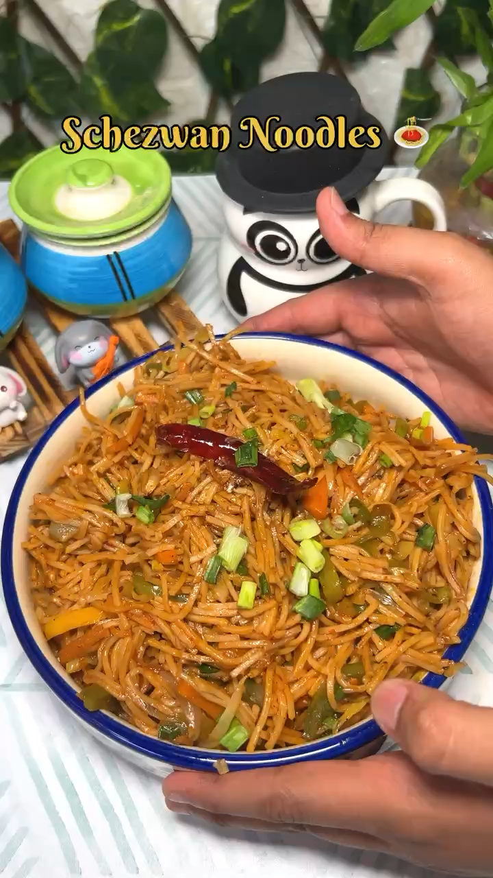 Street style Schezwan Noodles Ready in just 10 min🍝🔥 Recipe #recipe #schezwannoodles #noodles #spicy