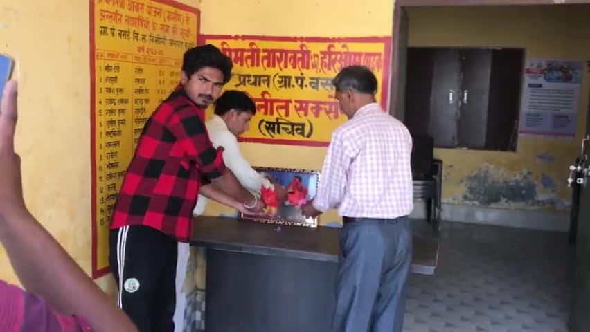 बिसौली: तहसील के ग्राम बसई में डाक्टर भीमराव अंबेडकर की जयंती को बहुत धूमधाम से मनाया गया। 
#news #bisauli