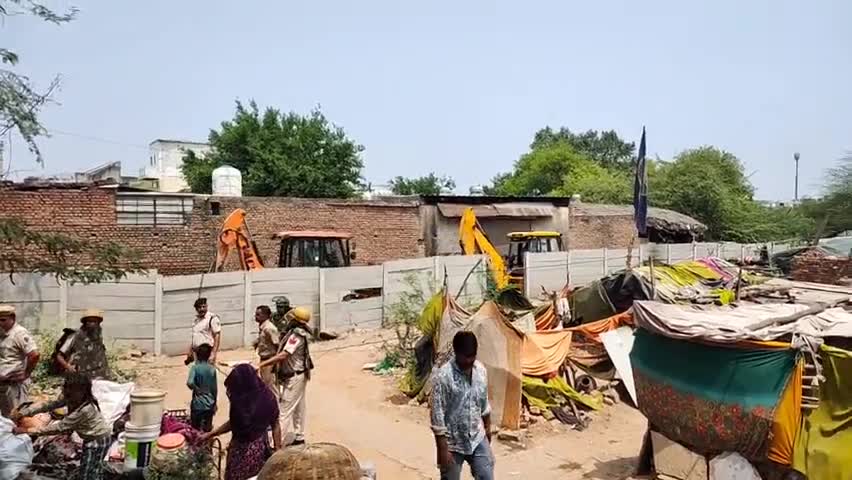 फरीदाबाद (खबर) #फरीदाबाद #गुड़गांव रोड़ स्थित जमाई कालोनी में हो रही है बड़ी तोड़फोड़। #संवेदनशील मामले के चलते #मीडिया को रखा गया दूर। #जमाईकॉलोनी 
Faridabad Police Department Municipal Corporation of Faridabad