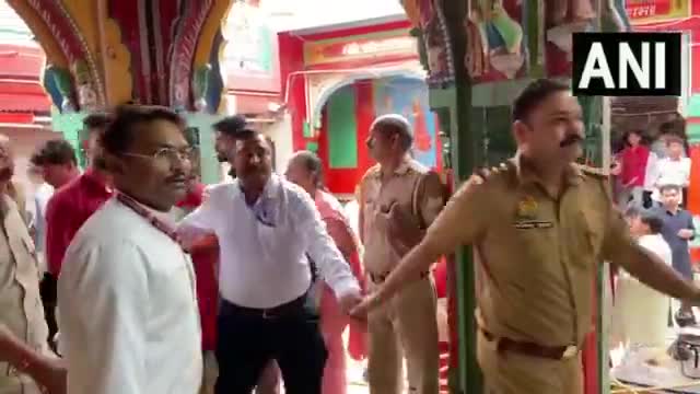#ayodhya #uttarpradesh: #chennai सुपर किंग्स टीम के खिलाड़ियों ने हनुमान गढ़ी मंदिर में दर्शन. #national #viral #Haryana