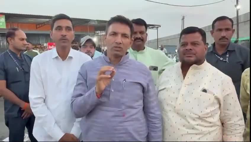 #उज्जैन #MP
प्रदेश कांग्रेस अध्यक्ष जीतू पटवारी ने गाड़ी रोक शराब की दुकान के बाहर खड़े हो कर  live वीडियो बना सड़क पर ख