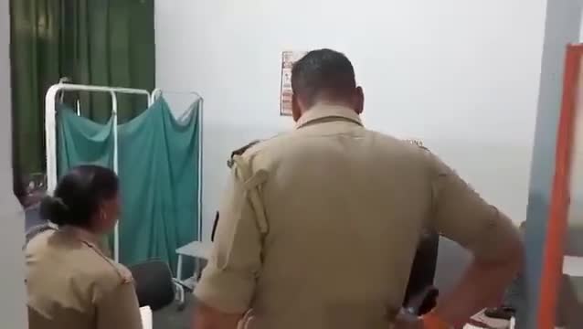 उत्तरप्रदेश के रामपुर में 10 साल की लड़की से दरिंदगी की सारी इंतेहा पार हो गईं। ये लड़की कल रात लापता हुई। आज सुबह खेत में बिना कपड़ों के मिली। अस्पताल में इलाज चल रहा है। आरोपी की तलाश जारी है।

#जंगलराज