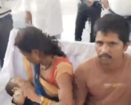 सागर में सीएम शिवराज की रैली के दौरान शख्स ने 1 साल के बीमार बेटे को मंच की ओर फेंका #शिवराज