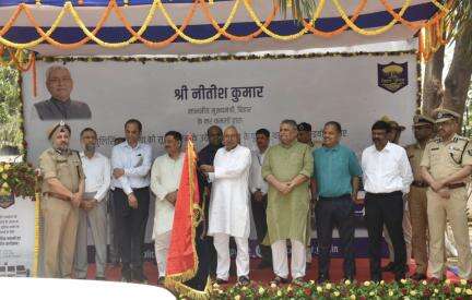 बिहार के सीएम नीतीश कुमार ने पुलिस के 576 वाहनों का किया लोकार्पण, तस्वीरें जारी #नीतीश_कुमार