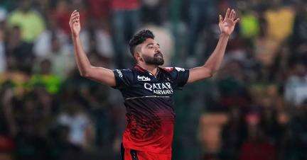 आरसीबी के आईपीएल 2023 से बाहर होने के बाद मैदान में लेटे सिराज की तस्वीर हुई वायरल #आईपीएल #सिराज