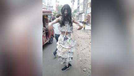 बिहार में अखबार से बनी ड्रेस पहनकर घूमते हुए ऐक्ट्रेस उर्फी जावेद के फैन को देखने जुटी भीड़, सामने आया वीडियो #उर्फी