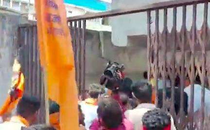 जबलपुर में बजरंग दल के कार्यकर्ताओं ने कर्नाटक के चुनावी वादे को लेकर कांग्रेस दफ्तर में घुसकर की तोड़फोड़ #बजरंग_दल