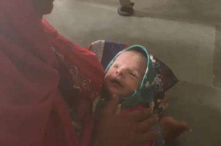 गुजरात में तूफान के बीच महिला ने अपनी एक माह की बेटी का नाम रखा 'बिपरजॉय' #तूफान #बिपरजॉय