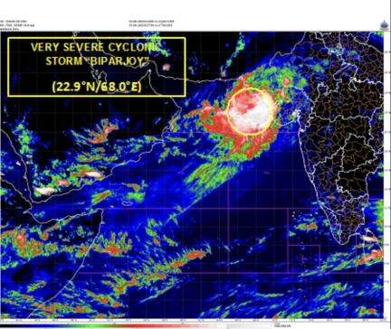 चक्रवात बिपरजॉय के चलते गुजरात के द्वारका में उखड़े पेड़ व गिरे होर्डिंग, वीडियो सामने आया #बिपरजॉय #चक्रवात