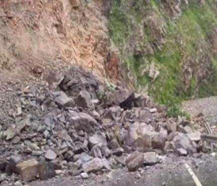 पिथौरागढ़ में भूस्खलन से सड़क बंद होने के चलते फंसे आदि कैलाश के करीब 300 यात्री #भूस्खलन
