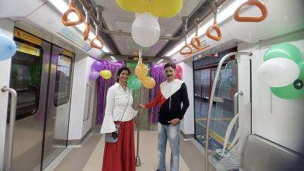 कानपुर में कपल ने मेट्रो के अंदर मनाई शादी की सालगिरह, यूपी मेट्रो ने शेयर कीं तस्वीरें #कानपुर_मेट्रो