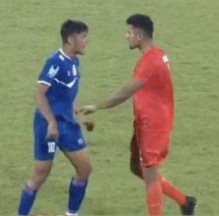 मैच के दौरान आपस में भिड़े भारत और नेपाल के फुटबॉल खिलाड़ी, तस्वीरें सामने आईं #फुटबॉल
