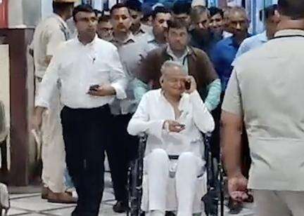 राजस्थान के सीएम अशोक गहलोत के पैर में आई चोट, इलाज के लिए पहुंचे एसएमएस अस्पताल #अशोक_गहलोत