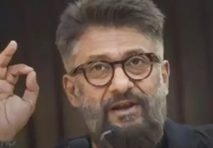 यह बेवकूफी है: किस और डांस के वीडियो सामने आने के बाद दिल्ली मेट्रो में पैट्रोलिंग की रिपोर्ट पर विवेक #दिल्ली_मेट्रो