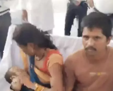 सागर में सीएम शिवराज की रैली के दौरान शख्स ने 1 साल के बीमार बेटे को मंच की ओर फेंका #शिवराज
