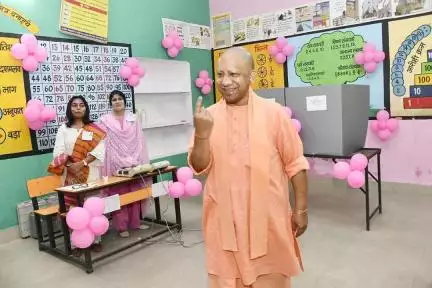 यूपी नगर निकाय चुनाव के लिए शुरू हुआ मतदान; सीएम योगी ने डाला वोट #निकाय_चुनाव