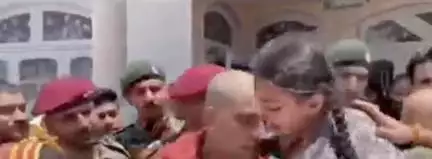 पापा आप बहुत गंदे हो, पापा उठ जाओ प्लीज़: राजौरी की मुठभेड़ में शहीद हुए सैनिक की बेटी #आतंकी_हमला