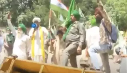 दिल्ली के जंतर मंतर पर पहलवानों के प्रदर्शन में शामिल हुए किसानों ने तोड़े पुलिस बैरिकेड्स #डब्ल्यूएफआई