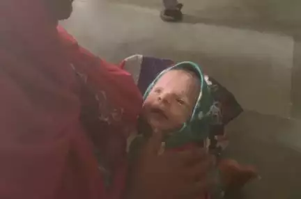 गुजरात में तूफान के बीच महिला ने अपनी एक माह की बेटी का नाम रखा 'बिपरजॉय' #तूफान #बिपरजॉय