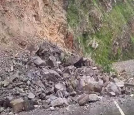 पिथौरागढ़ में भूस्खलन से सड़क बंद होने के चलते फंसे आदि कैलाश के करीब 300 यात्री #भूस्खलन