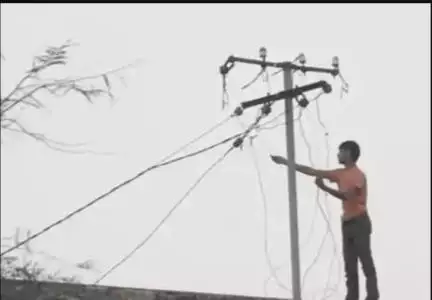 दिल्ली में बिजली चोरी के दोषी को कोर्ट ने सुनाई 1 साल जेल की सज़ा, लगाया ₹3 लाख का जुर्माना #बिजली_चोरी