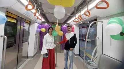 कानपुर में कपल ने मेट्रो के अंदर मनाई शादी की सालगिरह, यूपी मेट्रो ने शेयर कीं तस्वीरें #कानपुर_मेट्रो