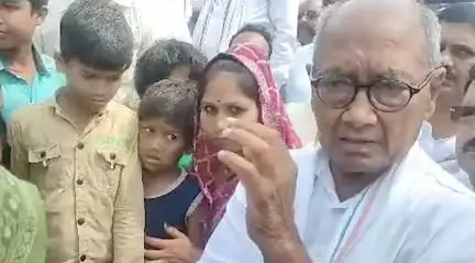 एमपी में पीएम आवास योजना के तहत बने मकान तोड़े जाने के विरोध में धरने पर बैठे दिग्विजय सिंह  #दिग्विजय_सिंह