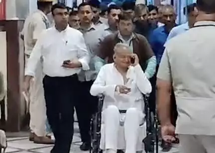 राजस्थान के सीएम अशोक गहलोत के पैर में आई चोट, इलाज के लिए पहुंचे एसएमएस अस्पताल #अशोक_गहलोत