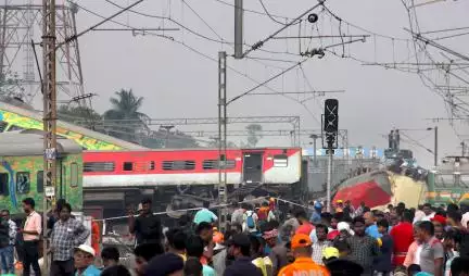 ओडिशा में ट्रेन हादसे के घायलों से अस्पताल में मिले पीएम मोदी; वीडियो आया सामने #ट्रेन_हादसा