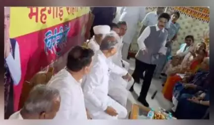 माइक बंद होने पर गुस्सा हुए राजस्थान के सीएम गहलोत, कलेक्टर की ओर फेंका #अशोक_गहलोत