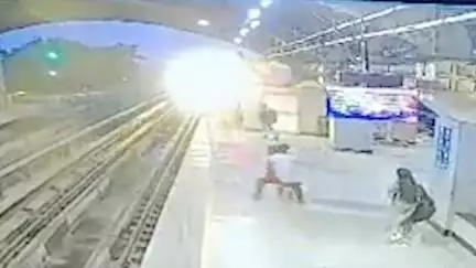 कोलकाता में मेट्रो स्टेशन पर अपने साथ लड़की को लेकर ट्रैक पर कूदकर शख्स ने की खुदकुशी की कोशिश, वीडियो आया सामने #मेट्रो