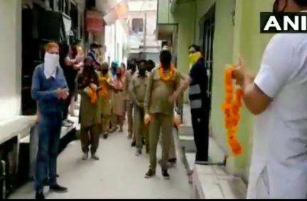 अम्बाला में लोगों ने सफाई कर्मचारियों पर बरसाए फूल, तालियां बजाकर किया स्वागत #कोरोना #सफाईकर्मी