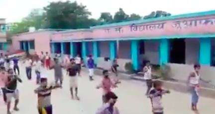 ‘बॉर्डर’ के गाने पर डांस करते दिखे सिवान के क्वारंटीन सेंटर के लोग, यूपी के पुलिस अफसर ने शेयर किया वीडियो #क्वारंटीन