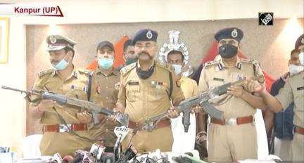 कानपुर एनकाउंटर में पुलिसकर्मियों से लूटे गए हथियार गैंगस्टर विकास दुबे के घर से बरामद: यूपी पुलिस #कानपुर_एनकाउंटर