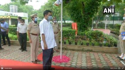 15 अगस्त के मौके पर दिल्ली के सीएम अरविंद केजरीवाल ने अपने आवास पर फहराया तिरंगा #15_अगस्त #अरविंद_केजरीवाल