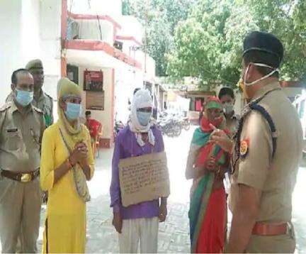 गैंगस्टर विकास दुबे का साथी सरेंडर करने पत्नी व परिवार के साथ पहुंचा पुलिस स्टेशन, गले में तख्ती लटकाए दिखा #विकास_दुबे