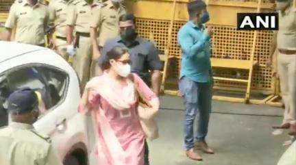 सारा अली खान ड्रग्स केस में समन मिलने के बाद पूछताछ के लिए एनसीबी ऑफिस पहुंचीं #ड्रग्स_केस