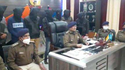 देवघर पुलिस ने 11 साइबर अपराधियों को किया गिरफ्तार; 21 मोबाइल व 32 सिम कार्ड बरामद #साइबर_अपराध