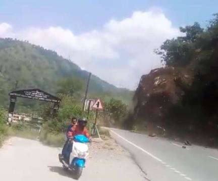 टिहरी में नागनी के पास ऋषिकेश-गंगोत्री हाईवे पर हुए भूस्‍खलन का वीडियो आया सामने, बाल-बाल बचे स्कूटी सवार #भूस्खलन