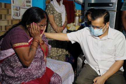 CM केजरीवाल ने दिवंगत वायु सेना अधिकारी राजेश कुमार के परिवार से मुलाकात कर सौंपी ₹1 करोड़ की सम्मान राशि #वायु_सेना