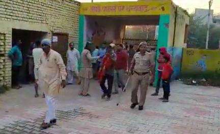 झज्जर में पंचायत चुनाव के दौरान दो गुटों में हुई झड़प, कुर्सियां व ईवीएम फेंकते दिखे लोग #पंचायत_चुनाव