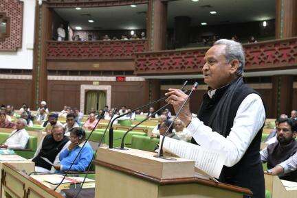 राजस्थान विधानसभा में करीब 7 मिनट तक पुराना बजट पढ़ते रहे मुख्यमंत्री अशोक गहलोत #बजट #अशोक_गहलोत