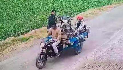 पुलिस से बचकर भागते समय ठेले पर बाइक रखकर जाता दिखा खालिस्तान समर्थक अमृतपाल, तस्वीर आई सामने #अमृतपाल_सिंह