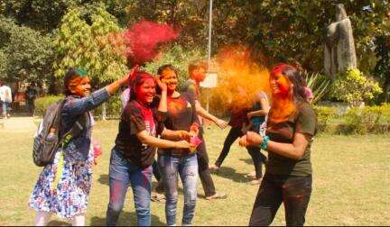बीएचयू परिसर में होली खेलने पर लगाया गया बैन; वीएचपी प्रवक्ता ने कहा- यह तुगलकी फरमान है #बीएचयू #होली