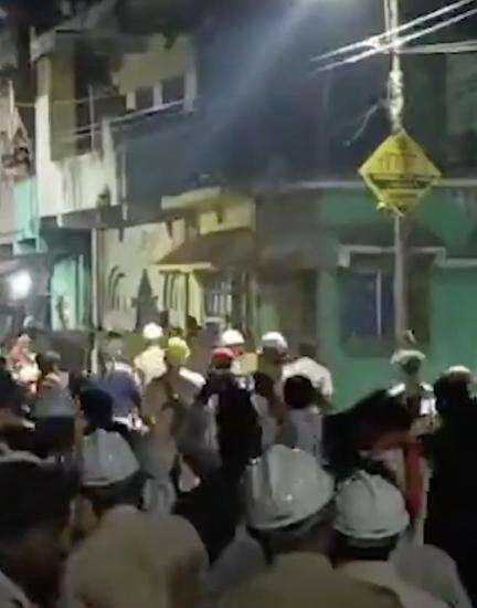 साहिबगंज में मूर्ति विसर्जन के दौरान पथराव की घटना में एक वरिष्ठ पुलिस अधिकारी समेत 6 घायल #हिंसा #झड़प