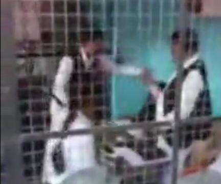 उन्नाव में कहासुनी के बाद सीनियर वकील ने अपने चेंबर में जूनियर वकील को जूते से पीटा, वीडियो आया सामने #वकील #अपराध