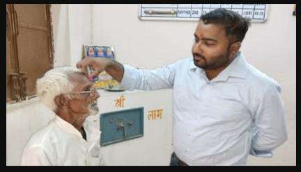 एमपी में 13 किमी दूर साइकल चलाकर बिजली का बिल जमा करने पहुंचे 90 वर्षीय बुज़ुर्ग, हुआ सम्मान #बिजली_बिल