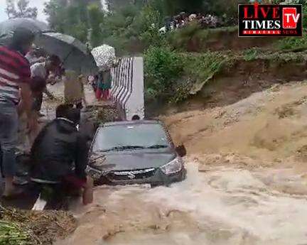 पानी के बहाव में बह गई कार। सड़क धसने की तस्वीरें आई सामने - घुमारवीं