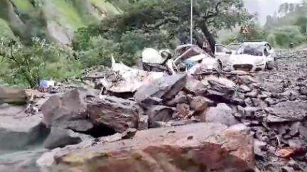 उत्तरकाशी में बारिश के कारण हुए भूस्खलन की चपेट में आए कई वाहन, 4 लोगों की मौत; घटनास्थल का वीडियो आया सामने #भूस्खलन